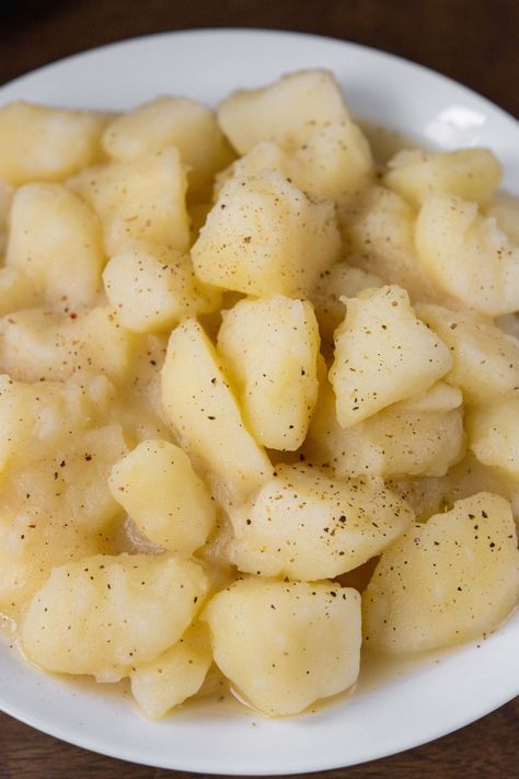 Old Fashion Southern Stewed Potatoes are one of those dishes that is so easy yet so good. It only has 4 ingredients, and you can taste every single one of them. You get a taste of potato, butter, salt, and pepper with every bite. Potato Recipes Crockpot, Smothered Potatoes, Creamer Potatoes, Boiled Dinner, Creamed Potatoes, Potato Recipes Side Dishes, Stewed Potatoes, Country Cooking, Boiled Potatoes