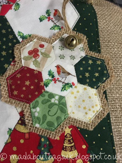 Hexie Christmas Ornaments, English Paper Piecing Christmas Ornament, English Paper Piecing Christmas, Epp Christmas Ornaments, Patchwork Christmas, Hexagon Patchwork, Christmas Patchwork, Hexie Quilt, English Paper Piecing Quilts