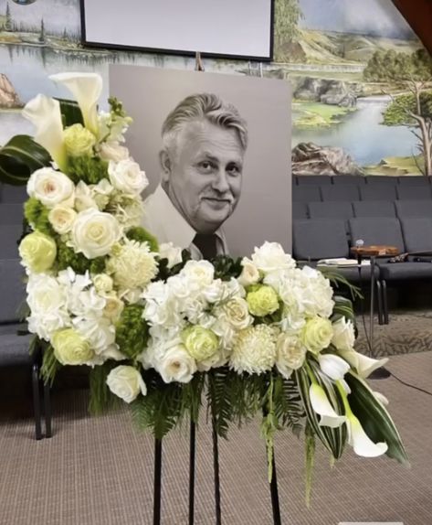 Memorial Services Decorations, Memorial Service Decorations, Memorial Arrangements, Event Flower Arrangements, Sympathy Floral, Frame Arrangement, Gate Decoration, Sympathy Arrangements, Altar Flowers