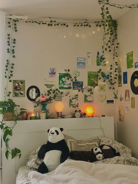 Green Theme Room Decorating Ideas, Cosy Room Ideas Aesthetic, Matcha Room Decor, Cozy Bed Green, Cozy Room Aesthetic Comfy, Matcha Room Aesthetic, Cosy Dorm Room, Cosy Aesthetic Bedroom, Ikea Bed Aesthetic