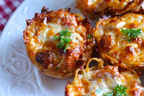 Spaghetti Pie Recipes, Baked Spaghetti And Meatballs, Spaghetti Pie, Fingerfood Party, Muffin Tin Recipes, Baked Spaghetti, Pasta Noodles, Idee Pasto Sano, Muffin Recipes