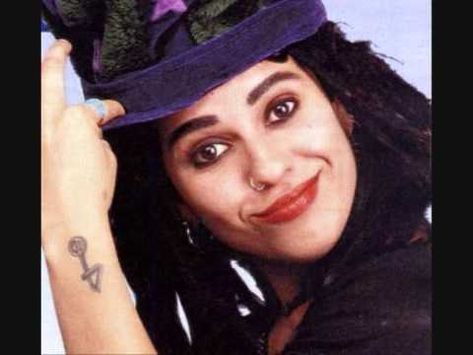 linda perry-shame 4 Non Blondes, Linda Perry, Springfield Massachusetts, Rock Singer, Alt Rock, April 15, Hit Songs, Iconic Women, Female Singers