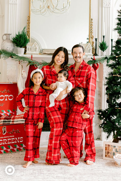 Family Christmas Photo Idea: Cozy matching pajamas from Target Wondershop. 🎄❤️ Christmas Photos In Pajamas, Family Pijama Photoshoot Christmas, Family Of Four Christmas Photos, Pink Christmas Family Photos, Christmas Photo Poses Family, Christmas Penthouse, Christmas Pj Photoshoot, Pajamas Photoshoot, Matching Family Pjs