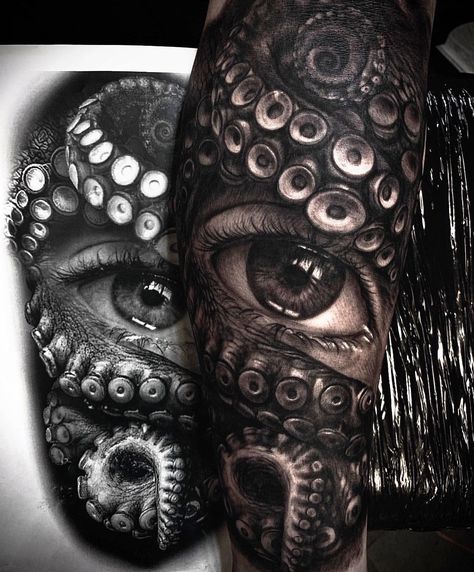 Kraken Eye Tattoo, Octopus Eye Tattoo, Skull Kraken, Realistic Tattoo Ideas, Eye Realistic, Tentacle Tattoo, Ship Tattoo Sleeves, Pocket Watch Tattoo Design, Cthulhu Tattoo