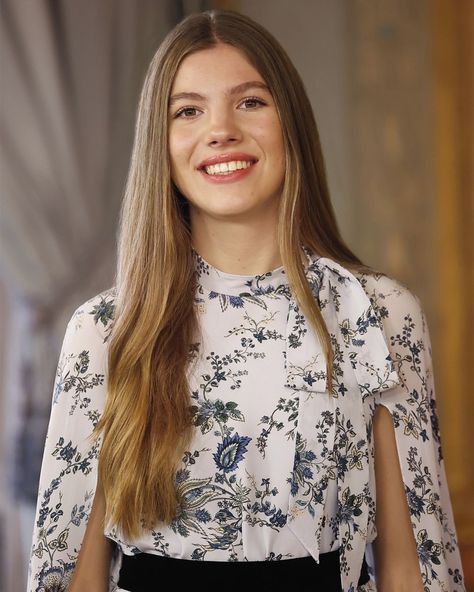 new official portraits of Princess Leonor and Infanta Sofia – The Real My Royals Princes Sofia, Sofia Of Spain, Leonor Princess Of Asturias, Pictures Of Princesses, Princess Of Spain, Spanish Royalty, Spanish Woman, Princess Leonor, Pretty Ballerinas