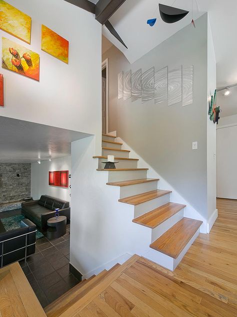 Groovy Art-filled Tri-Level in Denver | HomeDSGN Tri Level Remodel, Split Level Home Designs, Tri Level House, Split Level House Plans, Diy Remodeling, Split Level Remodel, Basement Layout, Stair Remodel, Split Level House