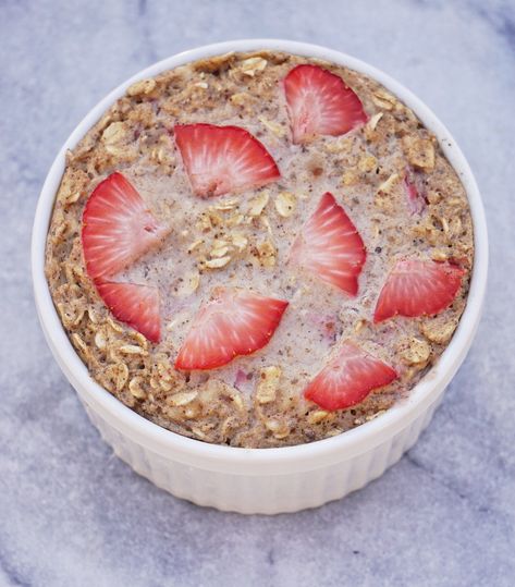 Strawberry Shortcake Baked Oatmeal Strawberry Baked Oats, Strawberry Baked Oatmeal, Oatmeal Cupcakes, Old Fashioned Oats, Dessert For Breakfast, Baked Oatmeal Recipes, Keto Mug Cake, Oatmeal Recipe, Sprout Recipes