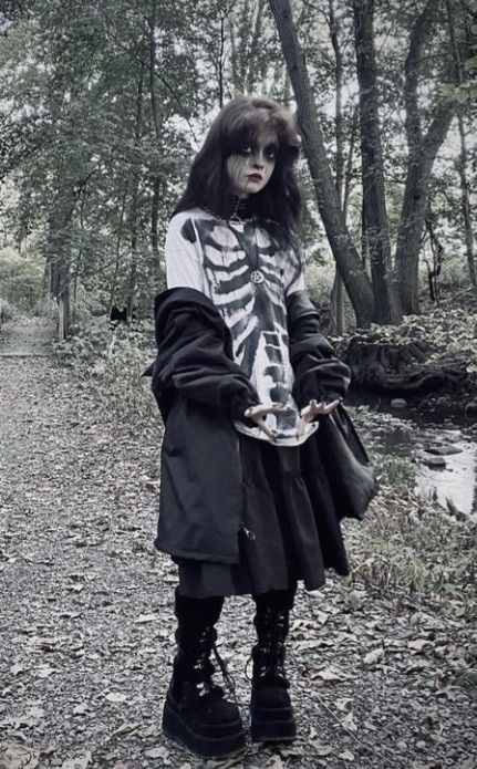 Halloween Core Outfits, Perky Goth Outfits, Goth Skirt Outfit, Goth Poses, Gothic Spring, Perky Goth, Goth Outfit Inspo, Goth Fits, Goth Skirt