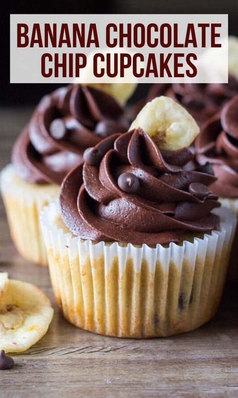 Banana Cupcakes With Chocolate Frosting, Banana Chocolate Chip Cupcakes, Banana Cupcakes Easy, Banana Cupcake Recipe, Flavoured Cupcakes, Chocolate Chip Cupcakes Recipe, Bread And Chocolate, Chocolate Banana Cupcakes, Frosting For Chocolate Cupcakes