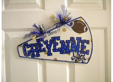 Pinterest Cheerleading Gifts | Cute DIY cheerleader gift | cheerleading gift ideas Cheer Locker Decorations, Cute Cheer Gifts, Cheerleading Crafts, Cheer Decorations, Cheerleader Gift, Cheer Banquet, Locker Signs, Cheerleader Gifts, Cheer Posters