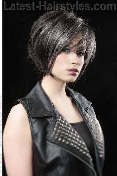 Shattered Bob Hairstyle with Movement and Texture Hairstyles For Fat Faces, Kort Bob, Transition To Gray Hair, Fringe Hairstyles, Chic Hairstyles, Modern Hairstyles, Short Hair With Bangs, Hair Color Ideas, Brown Hair Colors