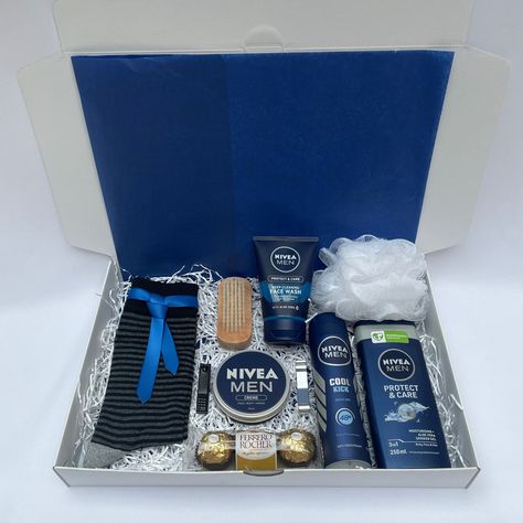 Mens Hamper, Mens Gift Hamper, Birthday Gift for Men, Gifts for Men, Hamper for Men, Men's Gift Box, Mens Treat Box, Men's Gift, Hamper Men love a pamper hamper just as much as the ladies! 💙 Our Mens Hamper is the perfect gift for Birthday, Valentines Day, Fathers Day, a Friend, Work Colleague, to say Thank You, I Love You or to simply tell someone you're thinking of them! We all know how difficult it is to buy gifts for men and our handmade Mens Hamper is the perfect gift that any man would lo Giftbox Birthday Men Ideas, Men's Birthday Gift, Mens Hamper Ideas, Love Basket For Him, Christmas Gift Box For Men, Birthday Gift Box Ideas For Men, Gift Packing Ideas For Men, Birthday Gift Box For Boyfriend, Gift Box For Men Birthdays