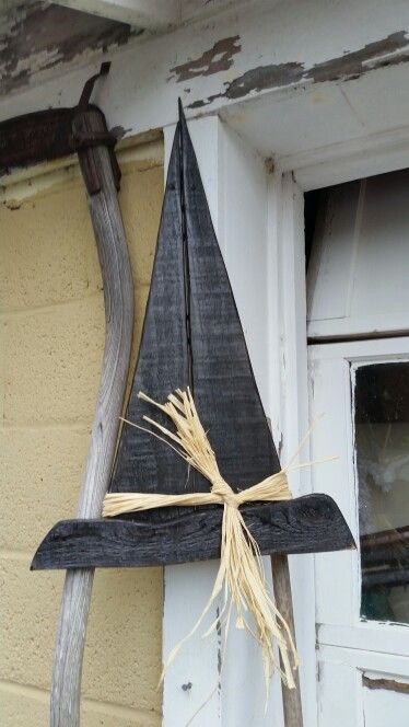 Wooden Witches Hat, Wood Witch Hat, Witch Hat Hanging, Pallet Halloween, Hanging Witch, Fall Wood Crafts, Halloween Wood Crafts, Primitive Halloween, Fall Deco