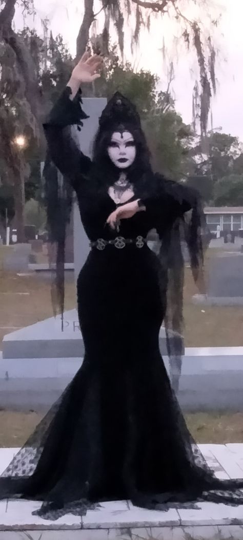 Goth Graduation Outfit, Goth Prom Outfit, Goth Graduation, Valeria Core, Dark Gothic Fashion, Types Of Goth, Goth Prom, Gothic Ideas, Goth Outfit Ideas