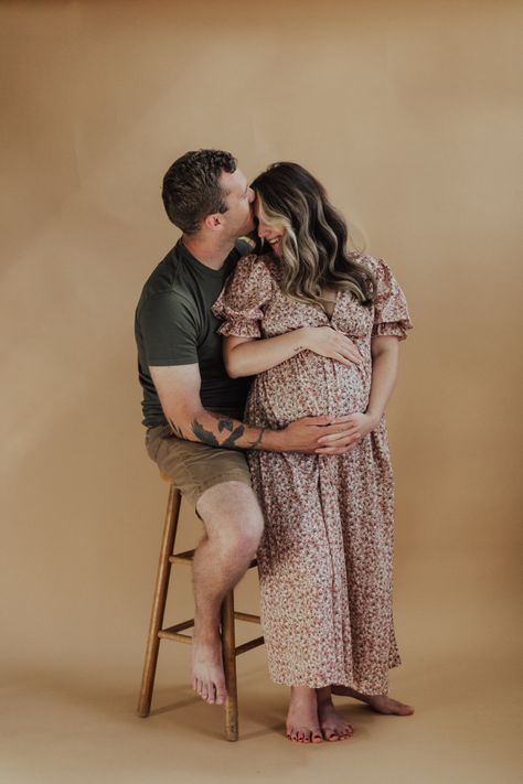 Maternity Stool Photoshoot, Stool Maternity Shoot, Maternity Photoshoot With Husband, Stool Photoshoot, Photoshoot With Husband, Indoor Maternity Photos, Maternity Studio, Studio Maternity, Pregnant Couple