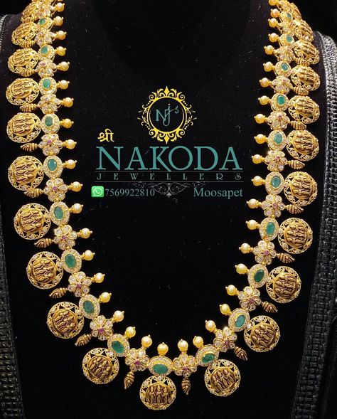 Nakoda Jewellers Moosapet on Instagram: “This Pachi Ramparivaram’s workmanship echoes of glory Follow us for more Trending Collection: @nakodajewellery . DM us at: +91-7569922810…” Nakoda Jewellers, Haram Designs, Bridal Jewellery Design, Bridal Fashion Jewelry, Antique Gold Jewelry, Gold Designs, Gold Necklace Designs, Bridal Gold Jewellery, Bridal Jewellery