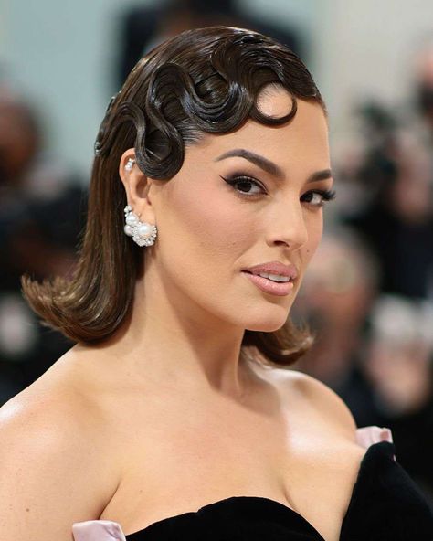 Hollywood Wave Ponytail, Circus Hairstyles, Cocktail Hairstyles, The Met Gala 2023, Hairstyles With Crown, Performance Hairstyles, Glamour Hair, Couture Hairstyles, Hairdo Wedding