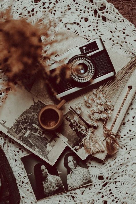 Fall Lifestyle Product Photography, Dark Academia Flatlay, Warm Photography Aesthetic, Moody Vibes Aesthetic, Moody Flatlay, Retro Fall Aesthetic, Soft Fall Aesthetic, Moody Fall Aesthetic, Vintage Flatlay