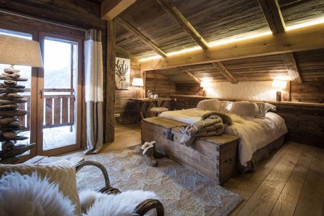 Chalet Modern, Chalet Bedroom, Charm Aesthetic, Ski House Decor, Master Suite Bedroom, Mountain Interiors, Wooden House Design, Chalet Interior, Chalet Design