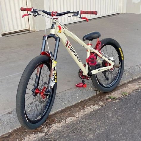 Bike Swag, Real Madrid Cristiano Ronaldo, Dirt Jumper, Stunt Bike, Bike Photography, Downhill Mtb, Best Jdm Cars, Mtb Bike Mountain, Custom Bicycle