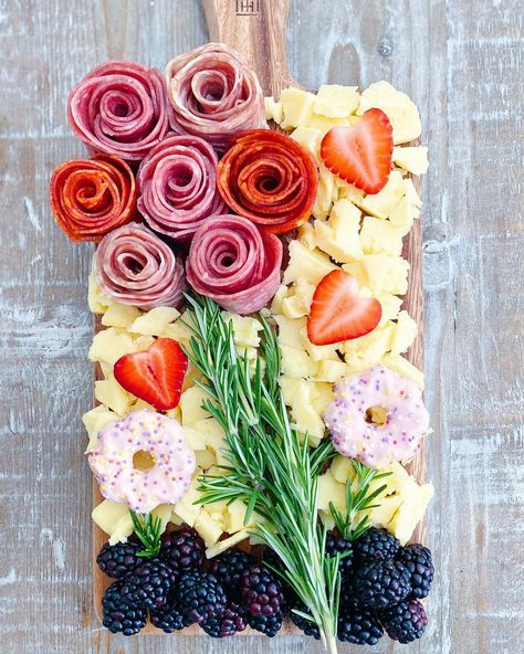 Grazing Food, Wildflower Party, Mothers Day Desserts, Meat Platter, Charcuterie Inspiration, Mothers Day Decor, Snack Board, Charcuterie And Cheese Board, Charcuterie Recipes