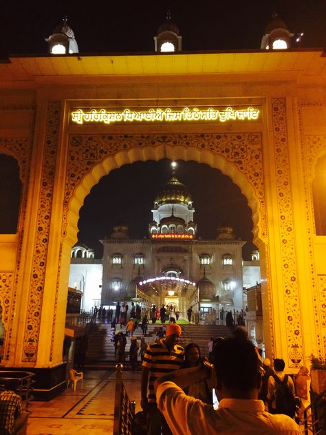 Gurudwara Bangla sahib ji Bangla Sahib Gurudwara Night, Bangla Sahib Gurudwara, Bangla Sahib, Delhi City, Temple Photography, Krishna Book, Waheguru Ji, Golden Temple, Mood Instagram