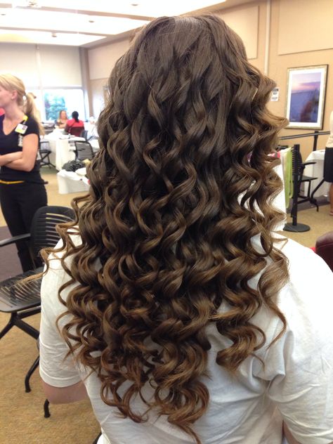 Figure 8 Curls, Curled Hair Pictures, Tightly Curled Hair, Wand Curled Hair, Hair Salon Curls, Tight Curls With Wand, Curled Hair Aesthetic, Wand Curls Hairstyles, Curly Hair Down