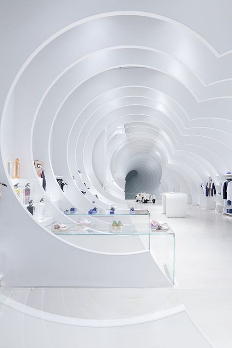 This retail interior - designed as an optical illusion - is as practical as it is spectacular - News - Frameweb Retail Interior Design, Futuristic Interior, Exhibition Booth Design, Retail Store Design, Dark Interiors, Retail Interior, Store Design Interior, White Room, Commercial Interior Design