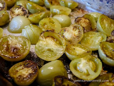 Green Tomato Salsa Verde Canning Recipe, Spicy Green Salsa, Salsa Verde Canning Recipe, Tomato Salsa Canning, Baked Green Tomatoes, Canning Green Tomatoes, Green Tomato Salsa, Canned Salsa Recipes, Canning Tomatoes Recipes