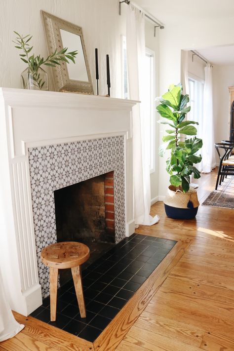 Rustic Farmhouse Fireplace, Cool House, Fireplace Tile Surround, Farmhouse Fireplace, Fireplace Remodel, Trendy Living Rooms, California Cool, Apartment Bathroom, Home Fireplace