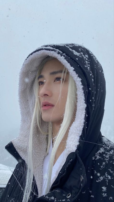 White Hair Asian Men, Asian White Hair, White Hair Men, Boy With White Hair, Long Platinum Blonde, Long White Hair, Chinese Man, Boys Long Hairstyles, Platinum Hair