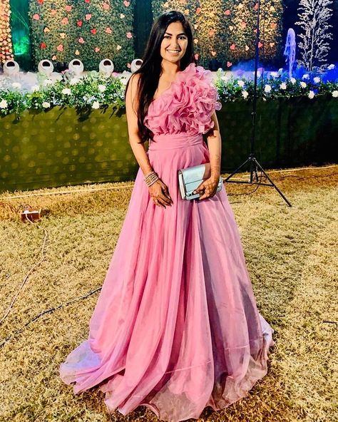 Sahiba Arora • Bespoke • sur Instagram : My gorgeous client and friend Vidhi for her cousin’s reception in our Rosé gown ! 🥀 Such a stunnerr 🔥🔥 #supportindiandesigners… Gowns Dresses Indian, Gender Reveal Dress, Rose Gown, Gown Party Wear, A Line Evening Dress, Indian Gowns Dresses, Indian Gowns, Designer Party Wear Dresses, Party Wear Indian Dresses