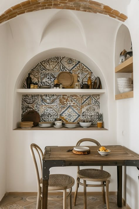 Traditional Spanish Interior Design, Modern Spanish Style Homes Interior Kitchen, Modern Spanish Kitchen Design, Mediterranean Homes Kitchen, Meditterean Kitchen, Medditeranean Kitchen, Spanish Backsplash Kitchen, Meditterean House Interior, Mediterranean Homes Interior Kitchen