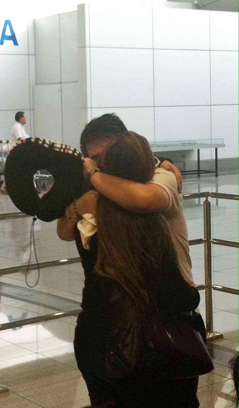 Airport hugs 2016 Airport Couple Pictures Long Distance, Couples Reuniting Airport, Airport Hugs Couples Aesthetic, Long Distance Goals, Couple In Airport Hug, Airport Welcome Ideas Boyfriend, Airport Pick Up Signs Boyfriend, Airport Reunion Couples, Airport Couple Long Distance