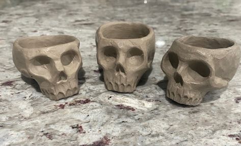 Clay Skull Vase, Skull Ceramic Sculpture, Clay Skull Ashtray, Skull Bowl Ceramics, Skull Out Of Clay, Skull Pinch Pot, Edgy Clay Art, Creepy Pottery Ideas, Clay Projects Air Dry