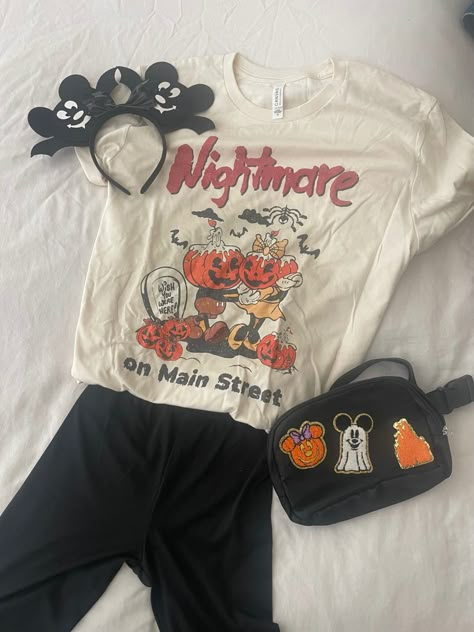 Disney Trip Halloween Outfits, Goth Disney Outfits, Fall Disneyland Shirts, Disney Parks Outfits Halloween, Halloween Disney Fits, Halloween Disneyland Shirts, Disneyland Halloween Outfit, Halloween Disney Outfits, Cute Disney Outfits For Women