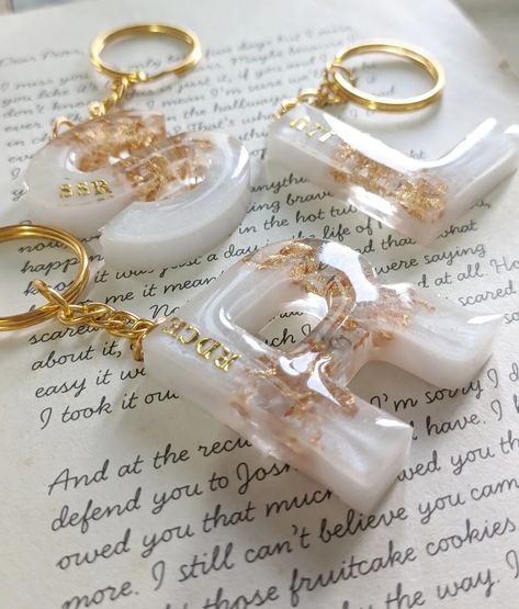 White and gold flakes themed Gift Ideas For Friends, Ideas For Friends, Resin Keychain, Resin Crafts, For Friends, Gift Ideas, Gifts, Quick Saves