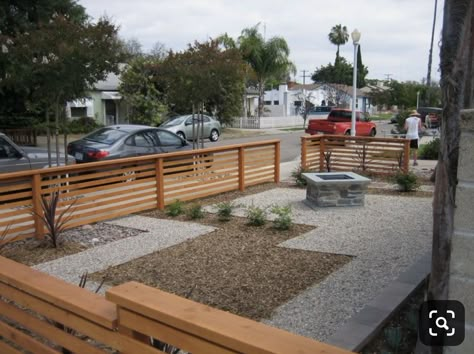 Nice stepped rail fence idea tastefully done in stained cedar.   Tired of websites with too many ads and not even all of the promised photo ideas posted. Saving this as a screen cap. Low Fence, Front Yard Patio, Modern Front Yard, Front Fence, Horizontal Fence, Diy Fence, Front Yard Fence, Fence Landscaping, Modern Fence