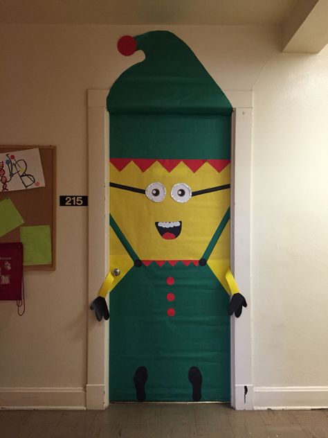 Minion Elf door Christmas Decorations For School, Minion Door Decorations, Merry Christmas Minions, Minion Door, School Door Ideas, Prep For School, Christmas Minions, Winter Door Decorations Classroom, Minions Christmas