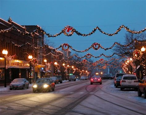 Bedford Falls, Seneca Falls, It’s A Wonderful Life, Vintage Stores, Wonder Land, Traditional Colonial, Colonial Christmas, A Wonderful Life, Peinados Recogidos