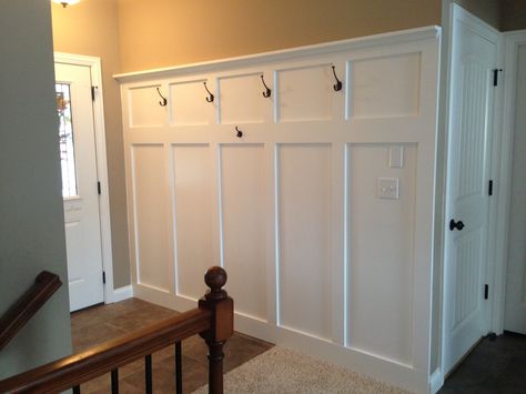 Entryway wainscoting with hooks for coats and a shelf for decorations. Hallway Ideas Diy, Installing Wainscoting, Diy Coat Rack, Diy Wainscoting, Entryway Shelf, Wainscoting Panels, Diy Entryway, Entryway Ideas, Wall Trim