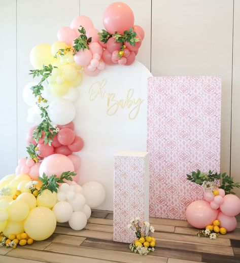 Lemon Baby Shower 🍋 Centerpieces by client #lemon #lemontheme #lemonthemebabyshower #lemonthemebabyshower🍋 #pinktile #positanobabyshower #pinkpositano #positanoballoonarch #positanoballoons #babyshower #babyshowerideas #pinklemontheme #pinklemonbabyshower Lemon And Pink Baby Shower Theme, Lemon Baby Shower Theme Girl, Lemon Themed Baby Shower Ideas, Lemon Baby Shower Theme, Summer Baby Shower Themes, Girl Shower Themes, Baby Shower Yellow, Cha Bar, Summer Baby Shower