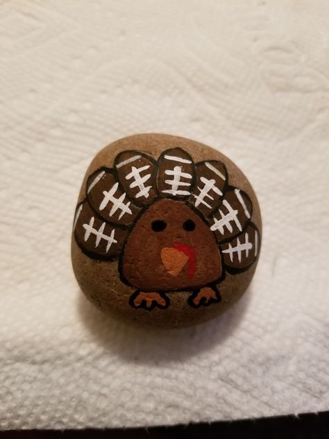 Football Turkey #IllinoisRocks on facebook Football Rock Painting Ideas, Football Painted Rocks, Football Painted Rocks Ideas, Painted Rocks Thanksgiving, Thanksgiving Painted Stones, Eagles Painted On Rocks, Painted Rocks Thanksgiving Theme, Thanksgiving Rocks, Turkey Football