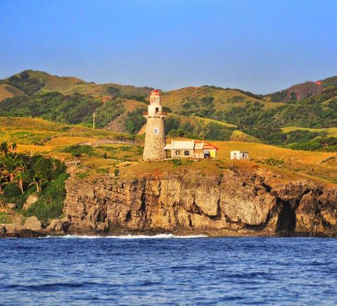 Yes, we are still in the Philippines. The beautiful lighthouse in Sabtang… Batanes Aesthetic, Filipino Architecture, Beautiful Lighthouse, Travel Spots, Amazing Views, Art Stuff, The Philippines, Type 3, Monument Valley