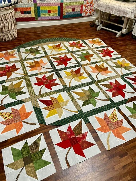 Seasonal Wall Hangings, Beach Scrapbook Layouts, Fall Quilt, First Quilt, Quilting Designs Patterns, Quilt Square Patterns, Beginner Quilt Patterns, Fall Quilts, Strip Quilts