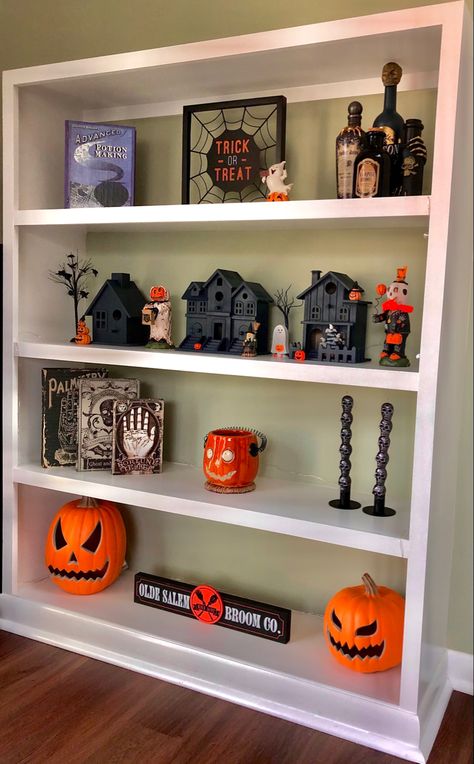 Halloween Bookcase Ideas, Halloween Decor Shelves, Halloween Shelves Decor, Halloween Shelf Decor Ideas, Halloween Bookcase, Halloween Bookshelf Decor, Halloween Shelves, Day Bed Room, Mexican Patio Hacienda Style