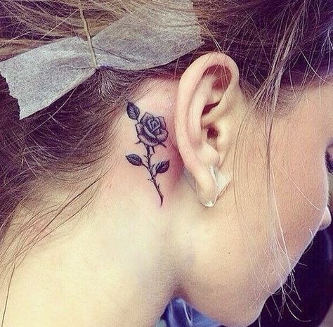 Immagine di tattoo, rose, and flowers Rose Behind Ear, Rose Tattoo Behind Ear, Behind Ear Tattoos, Chain Threader Earrings, Tattoo Rose, Skeleton Hand Tattoo, Back Of Shoulder Tattoo, Rose Tattoo Design, Home Tattoo