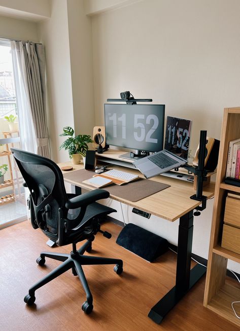 Office Inspiration Workspaces, Workspace Setup, Home Studio Desk, Home Office Set Up, Small Office Design, Home Studio Setup, Japanese Home Decor, Desktop Setup, Small Home Offices