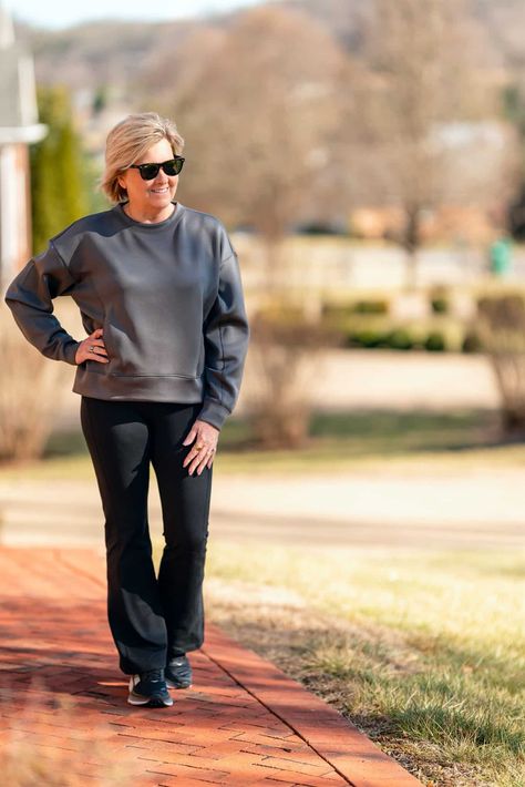 Flare Leggings Outfit Winter, Walking Outfit Outdoor, Flare Leggings Outfit, Tania Stephens, Black Flare Leggings, Walking Outfit, Walking Outside, Cold Outfit, Leggings Outfit Winter