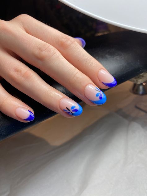 Cute oval french nails! Blue with litle dragon flies Dragon Fly Nails, Oval French Nails, French Nails Blue, Dragonfly Nails, Blue French Nails, Easy Nail Designs Summer, Greece Trip, Dragon Flies, Blue Tips